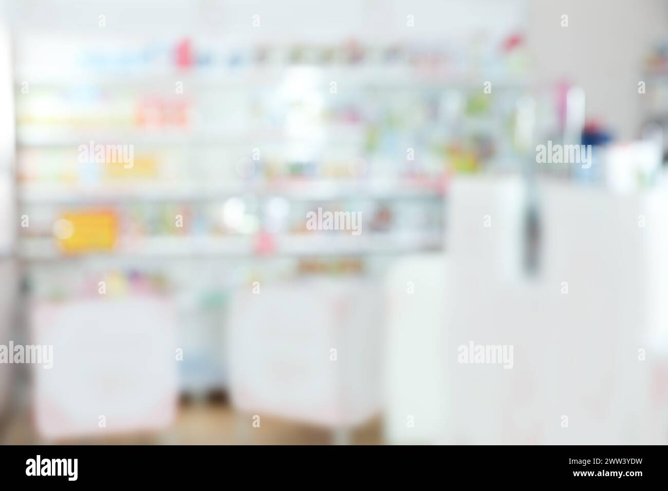 Interno della farmacia con diversi prodotti farmaceutici, vista sfocata Foto Stock