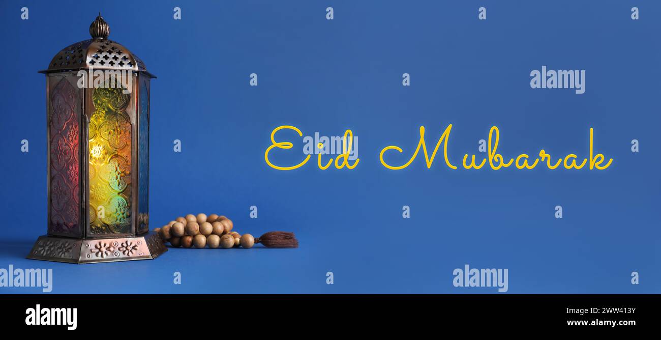 Striscione EID Mubarak. Lanterna araba e misbaha su sfondo blu Foto Stock