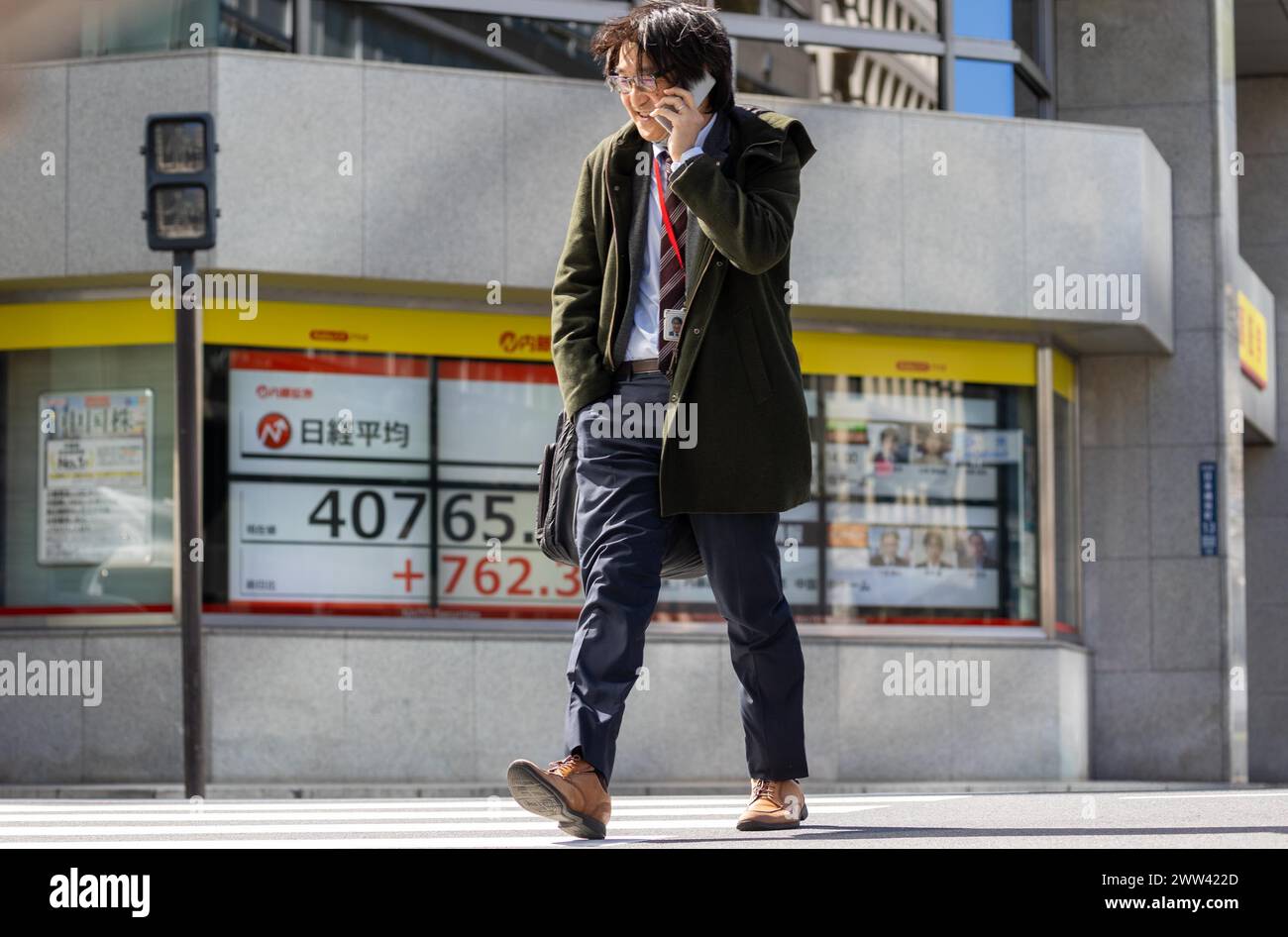 Tokyo, Giappone. 21 marzo 2024. I membri del pubblico passeranno davanti all'esposizione che mostra la media delle azioni Nikkei nel quartiere finanziario di Tokyo. Crediti: Marcin Nowak/Alamy Live News Foto Stock