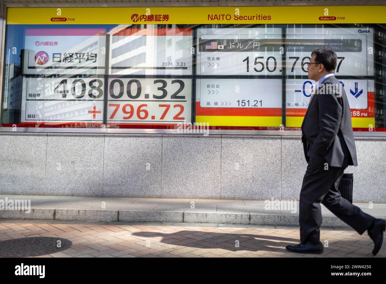 Tokyo, Giappone. 21 marzo 2024. I membri del pubblico passeranno davanti all'esposizione che mostra la media delle azioni Nikkei nel quartiere finanziario di Tokyo. Crediti: Marcin Nowak/Alamy Live News Foto Stock