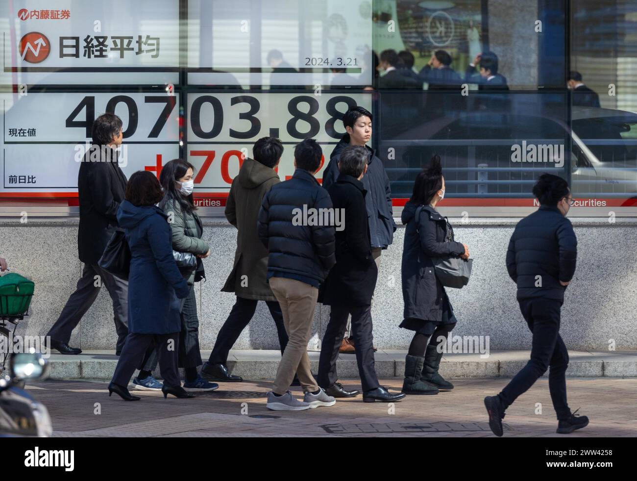 Tokyo, Giappone. 21 marzo 2024. I membri del pubblico passeranno davanti all'esposizione che mostra la media delle azioni Nikkei nel quartiere finanziario di Tokyo. Crediti: Marcin Nowak/Alamy Live News Foto Stock