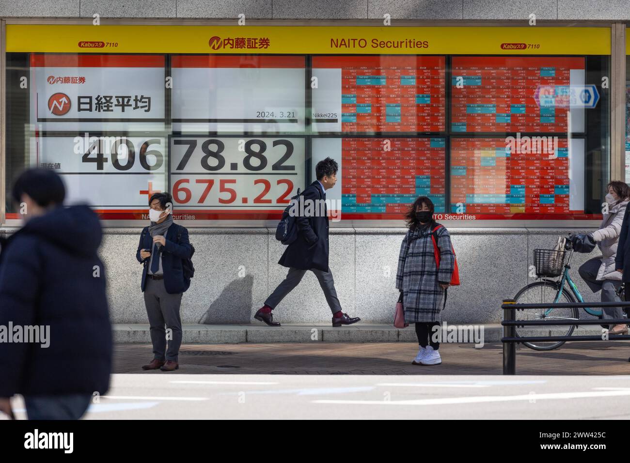 Tokyo, Giappone. 21 marzo 2024. I membri del pubblico passeranno davanti all'esposizione che mostra la media delle azioni Nikkei nel quartiere finanziario di Tokyo. Crediti: Marcin Nowak/Alamy Live News Foto Stock