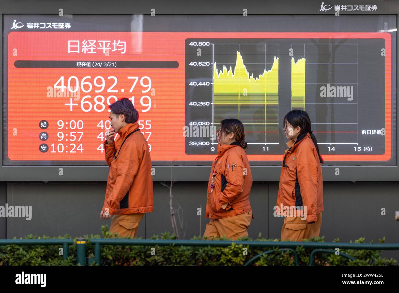 Tokyo, Giappone. 21 marzo 2024. I membri del pubblico passeranno davanti all'esposizione che mostra la media delle azioni Nikkei nel quartiere finanziario di Tokyo. Crediti: Marcin Nowak/Alamy Live News Foto Stock