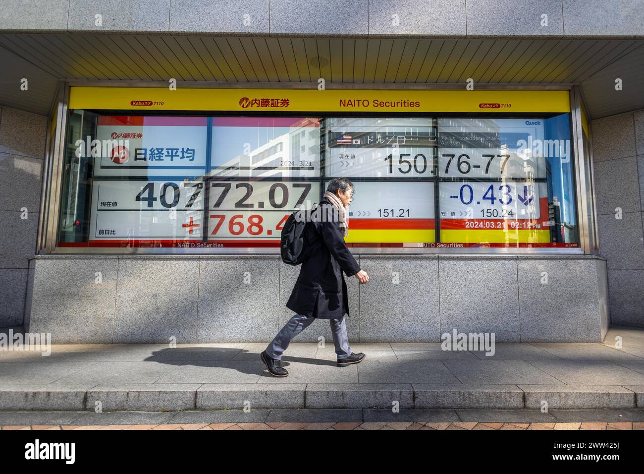 Tokyo, Giappone. 21 marzo 2024. I membri del pubblico passeranno davanti all'esposizione che mostra la media delle azioni Nikkei nel quartiere finanziario di Tokyo. Crediti: Marcin Nowak/Alamy Live News Foto Stock