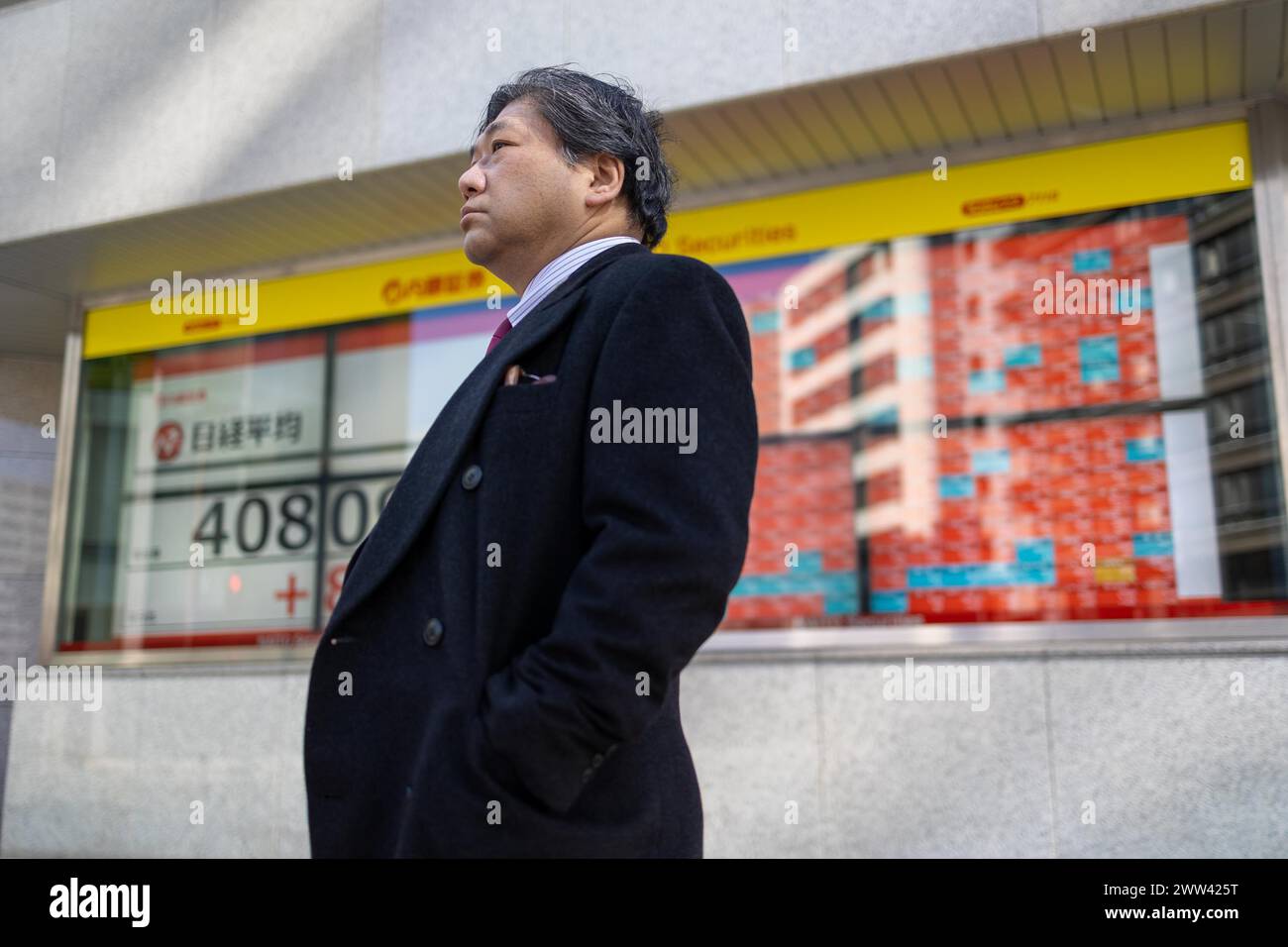 Tokyo, Giappone. 21 marzo 2024. I membri del pubblico passeranno davanti all'esposizione che mostra la media delle azioni Nikkei nel quartiere finanziario di Tokyo. Crediti: Marcin Nowak/Alamy Live News Foto Stock