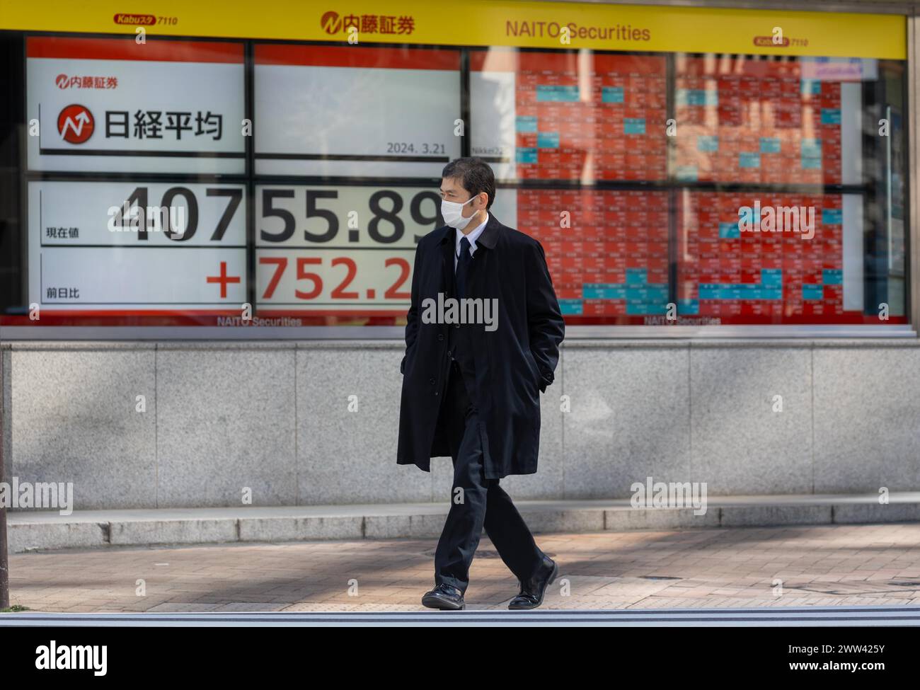Tokyo, Giappone. 21 marzo 2024. I membri del pubblico passeranno davanti all'esposizione che mostra la media delle azioni Nikkei nel quartiere finanziario di Tokyo. Crediti: Marcin Nowak/Alamy Live News Foto Stock