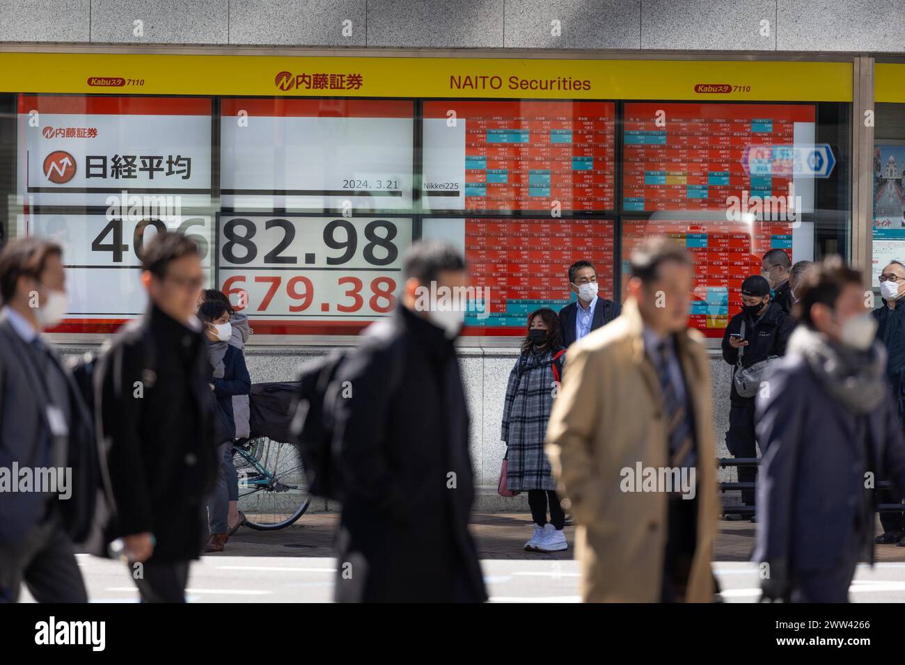 Tokyo, Giappone. 21 marzo 2024. I membri del pubblico passeranno davanti all'esposizione che mostra la media delle azioni Nikkei nel quartiere finanziario di Tokyo. Crediti: Marcin Nowak/Alamy Live News Foto Stock