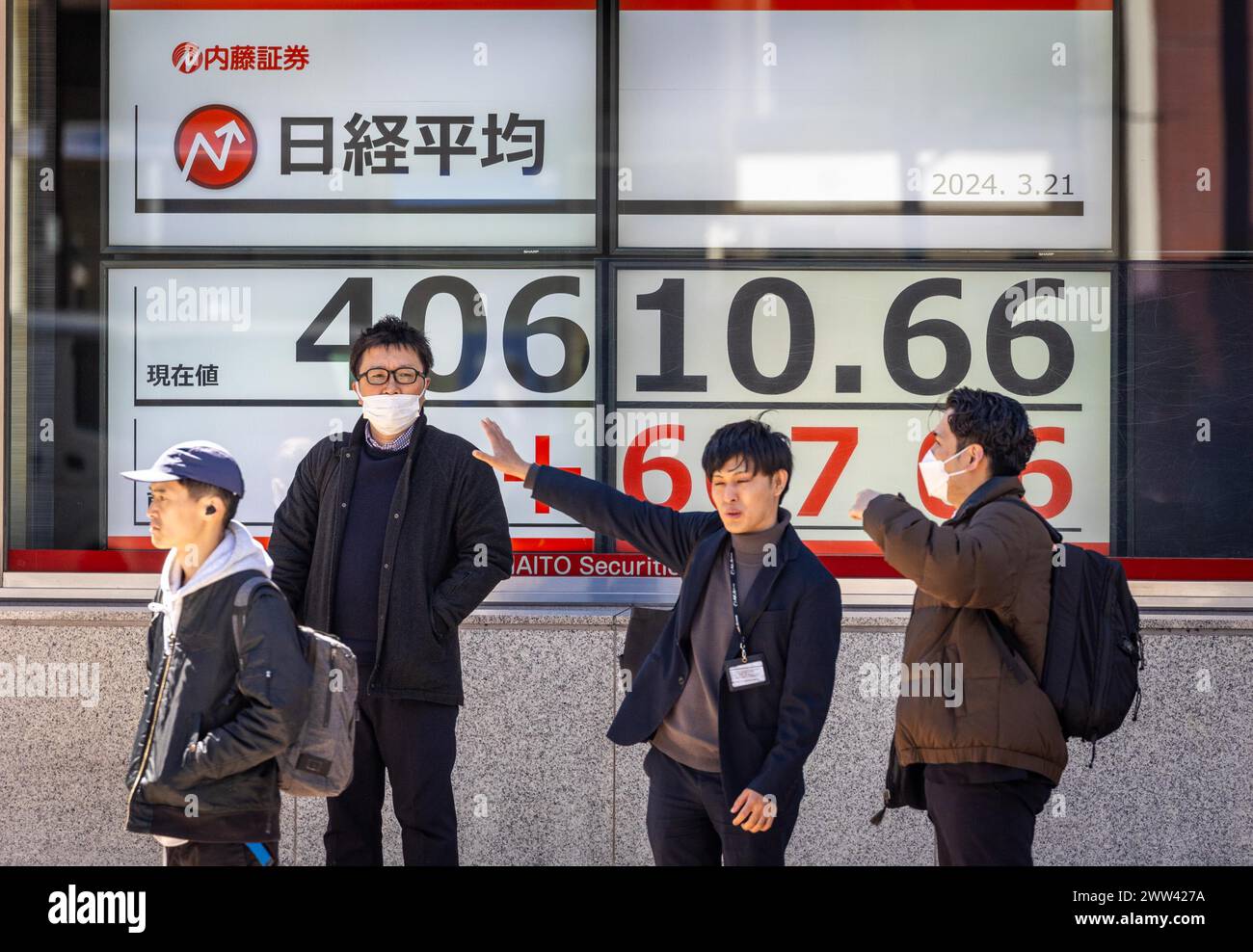 Tokyo, Giappone. 21 marzo 2024. I membri del pubblico passeranno davanti all'esposizione che mostra la media delle azioni Nikkei nel quartiere finanziario di Tokyo. Crediti: Marcin Nowak/Alamy Live News Foto Stock