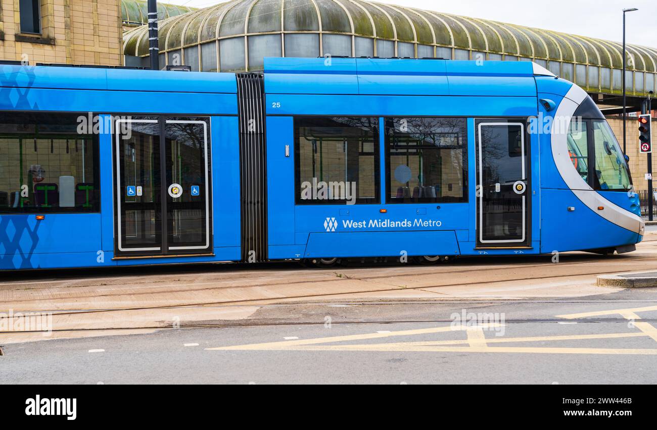 Wolverhampton, Regno Unito - 21 marzo 2024: La metropolitana di West Midlands si avvicina alla fermata del tram Piper's Row Foto Stock
