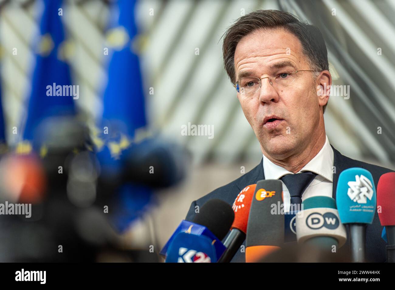 BRUXELLES - il primo ministro uscente Mark Rutte arriva per un vertice europeo di due giorni sugli affari esteri, come la guerra in Ucraina e Gaza. Rutte e i suoi colleghi discutono anche del prossimo passo della Bosnia verso l'adesione all'Unione europea e del risarcimento per gli agricoltori arrabbiati. ANP JONAS ROOSENS netherlands Out - belgio Out Foto Stock