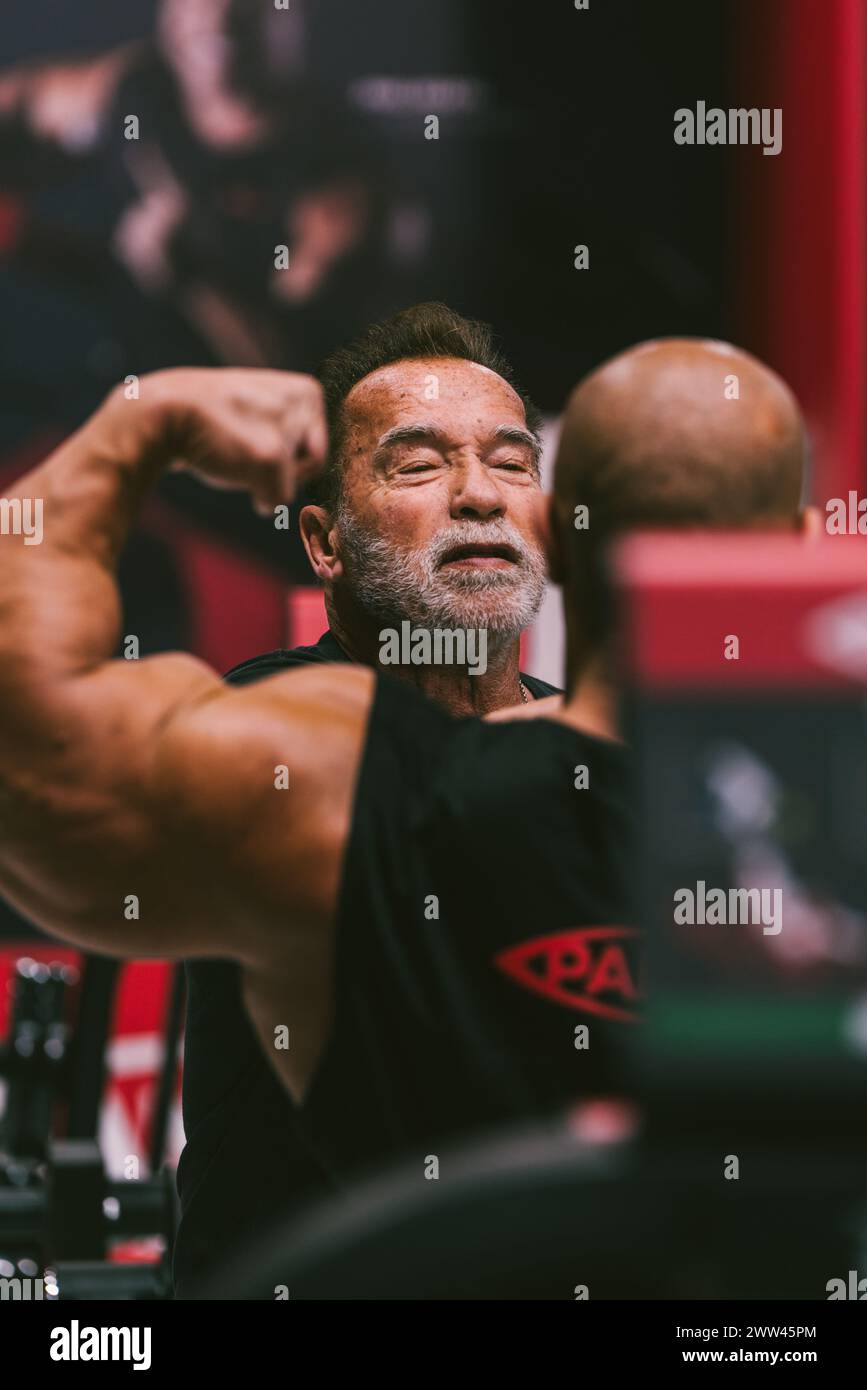 Arnold Schwarzenegger e Phil Heath si allenano all'Arnolds Sport Festival 2024 utilizzando le attrezzature da palestra Panatta. Foto Stock