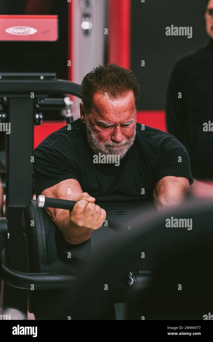 Arnold Schwarzenegger e Phil Heath si allenano all'Arnolds Sport Festival 2024 utilizzando le attrezzature da palestra Panatta. Foto Stock