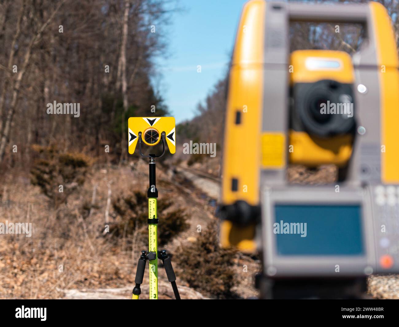 rilevamento di terra dello strumento di stazione totale su un treppiede sul campo Foto Stock