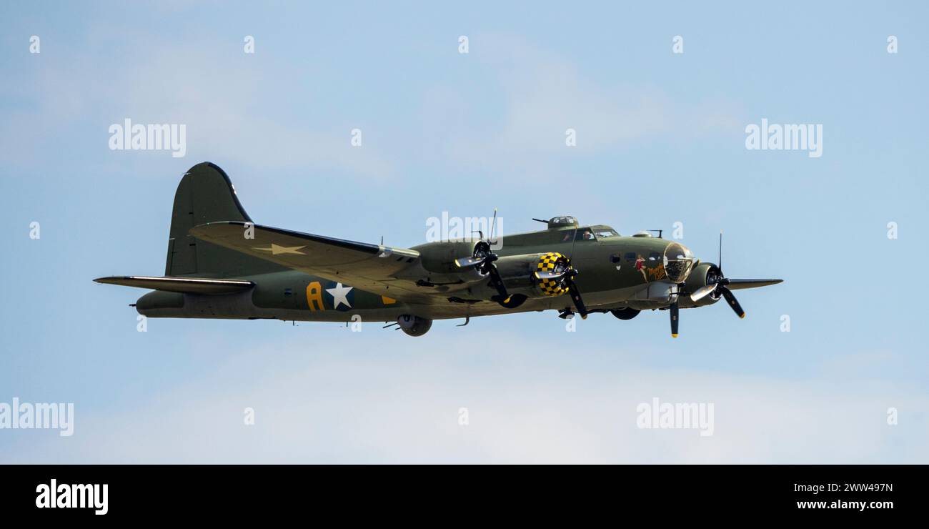 Boeing B-17G Flying Fortress “Sally B” mostra di volo al Duxford Battle of Britain Air Show 2022, Duxford Airfield, Cambridgeshire, Inghilterra, Regno Unito Foto Stock