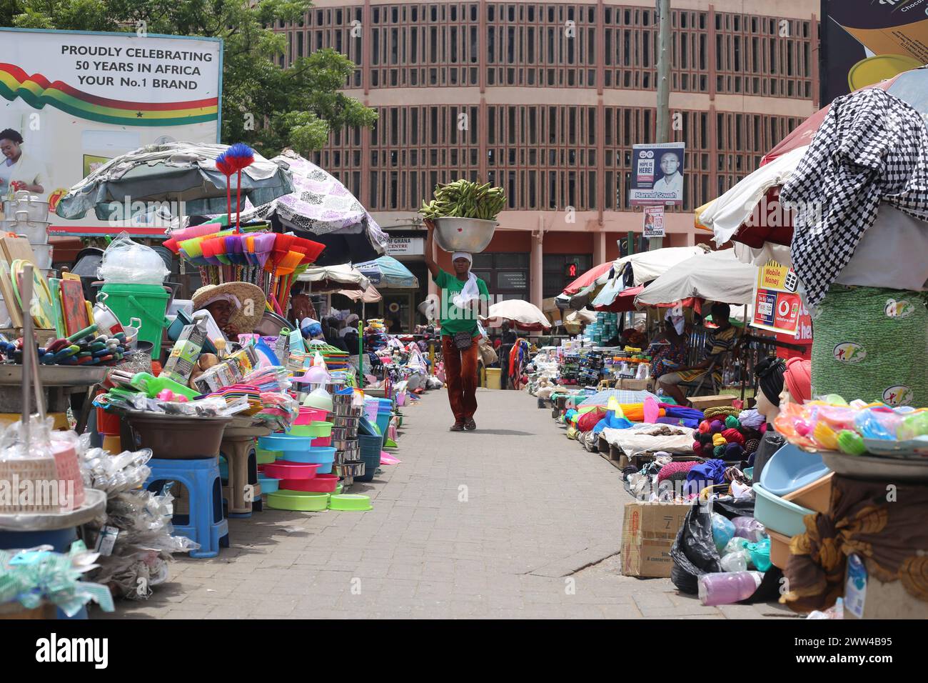 Accra, Ghana. 20 marzo 2024. I venditori vendono merci nelle strade di Accra, Ghana, 20 marzo 2024. Il tasso di crescita del prodotto interno lordo (PIL) del Ghana è sceso al 2,9% nel 2023, il Ghana Statistical Service ha annunciato mercoledì.PER ANDARE CON "il rallentamento della crescita del PIL del Ghana nel 2023" crediti: Seth/Xinhua/Alamy Live News Foto Stock