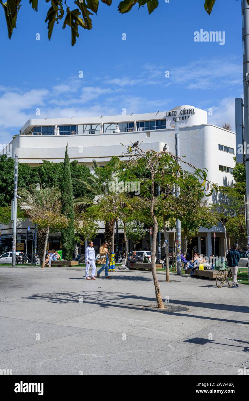 Tel Aviv, Israele - 4 marzo 2024, memoriale di Piazza Dizengoff, regali e foto di ostaggi e soldati uccisi da Hamas durante il 7 ottobre 2023 Foto Stock