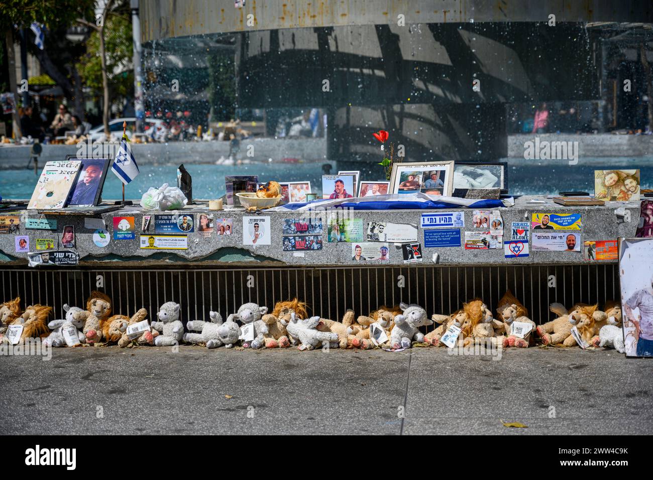 Tel Aviv, Israele - 4 marzo 2024, memoriale di Piazza Dizengoff, regali e foto di ostaggi e soldati uccisi da Hamas durante il 7 ottobre 2023 Foto Stock