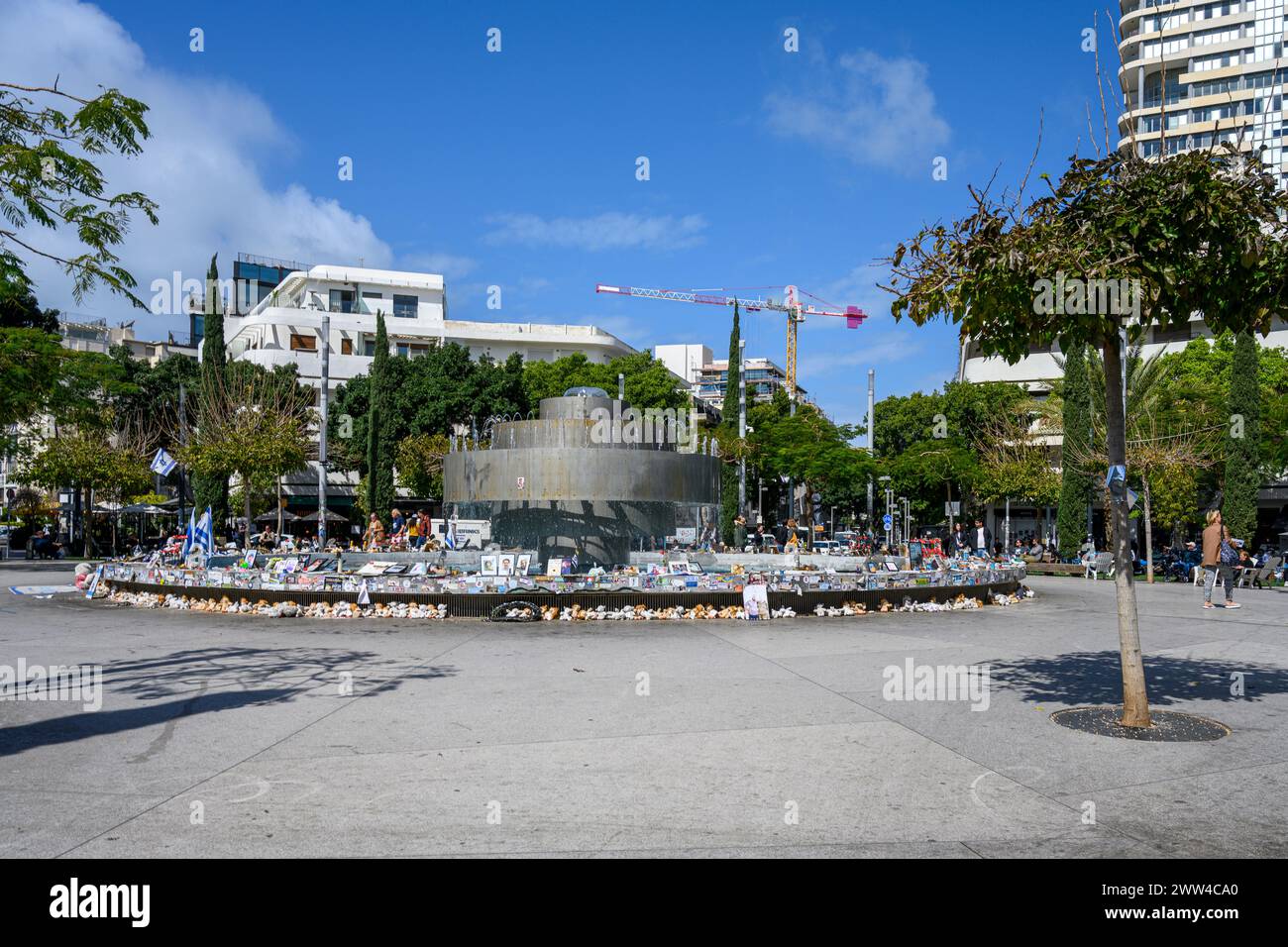 Tel Aviv, Israele - 4 marzo 2024, memoriale di Piazza Dizengoff, regali e foto di ostaggi e soldati uccisi da Hamas durante il 7 ottobre 2023 Foto Stock