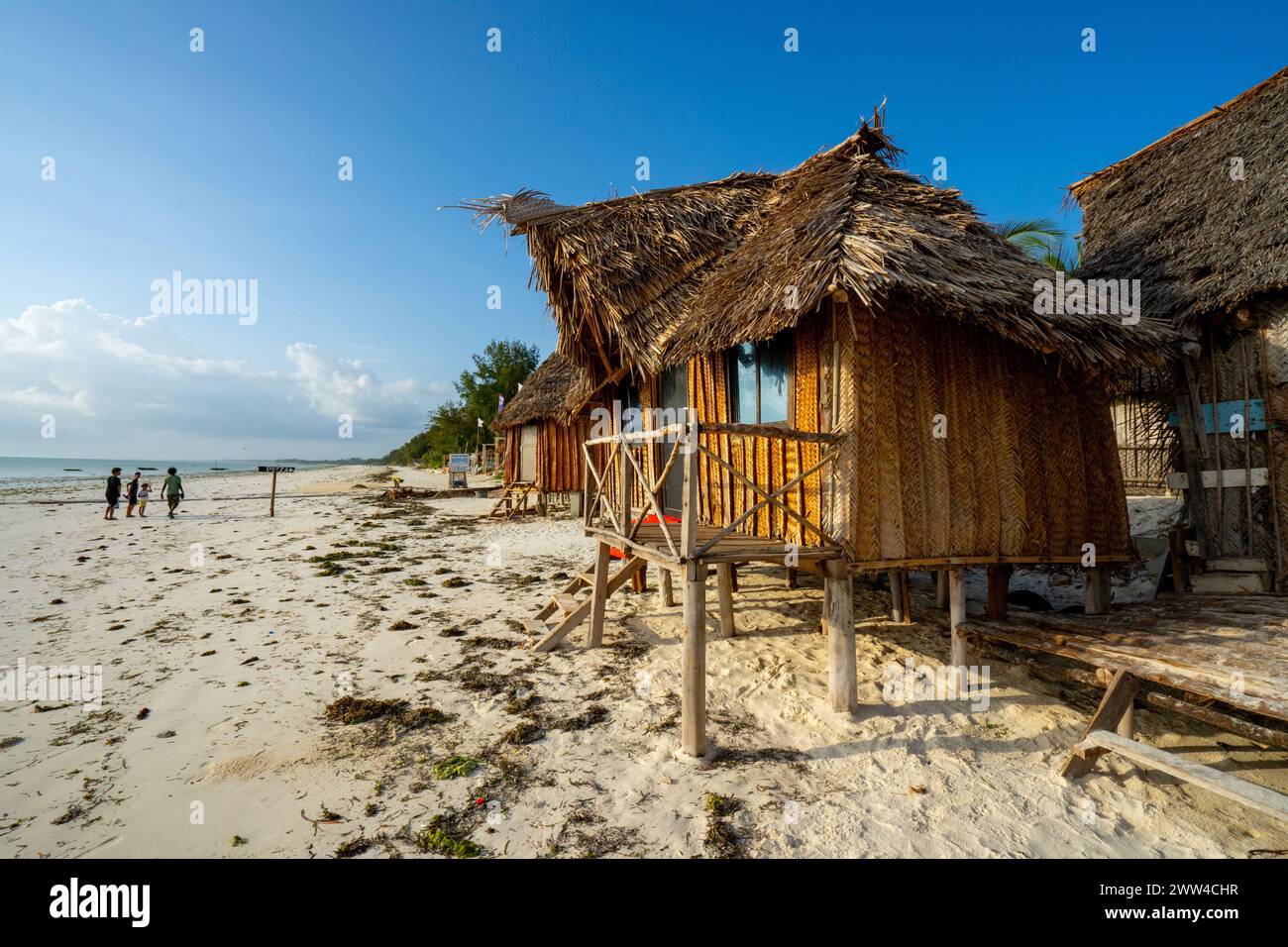 Resort Hotel, Bungalows sulla spiaggia sulla costa orientale di Zanzibar Foto Stock