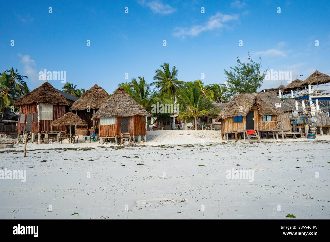 Resort Hotel, Bungalows sulla spiaggia sulla costa orientale di Zanzibar Foto Stock