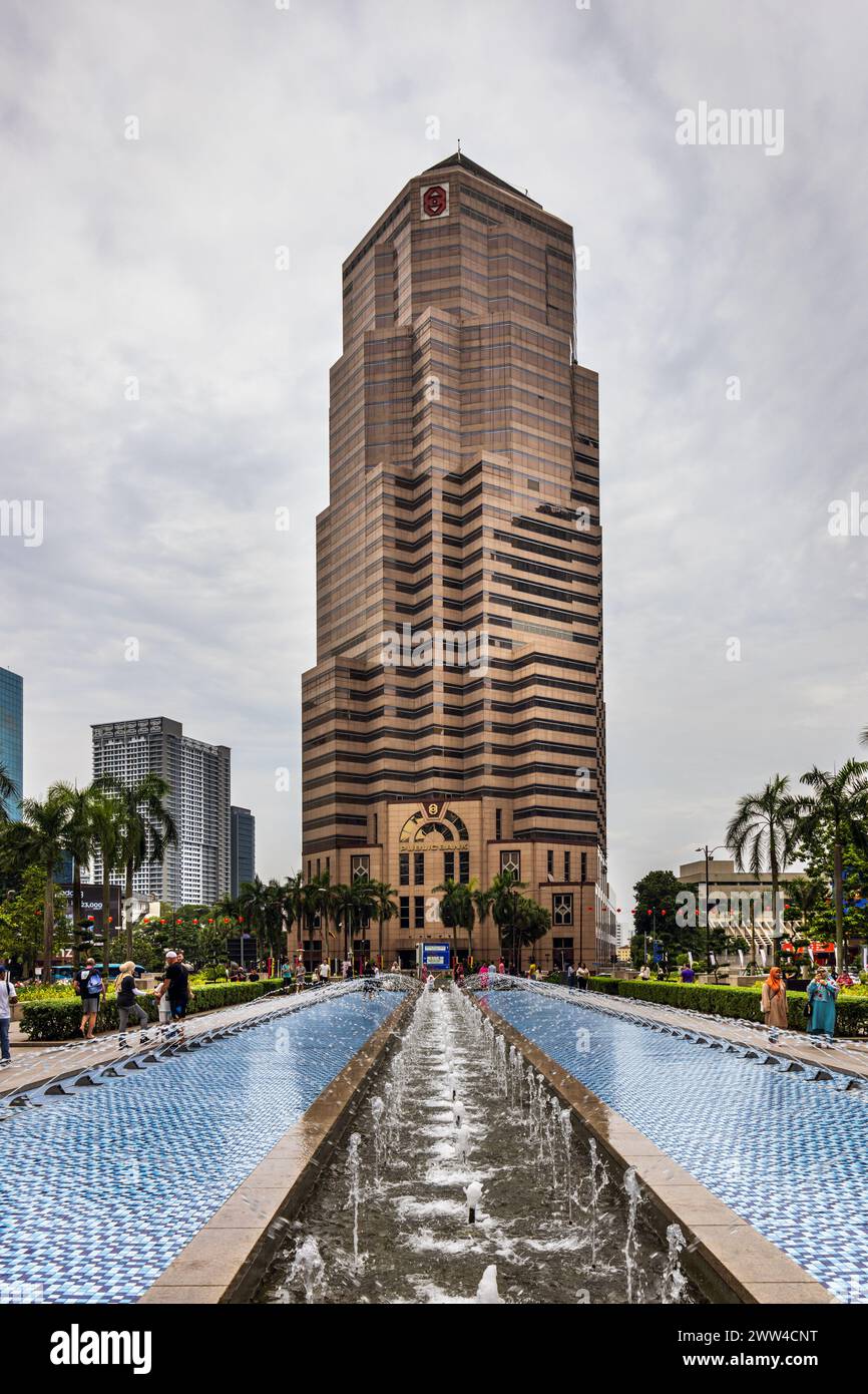 L'edificio AmBank Tower Public Bank a Kuala Lumpur in una giornata nuvolosa Foto Stock