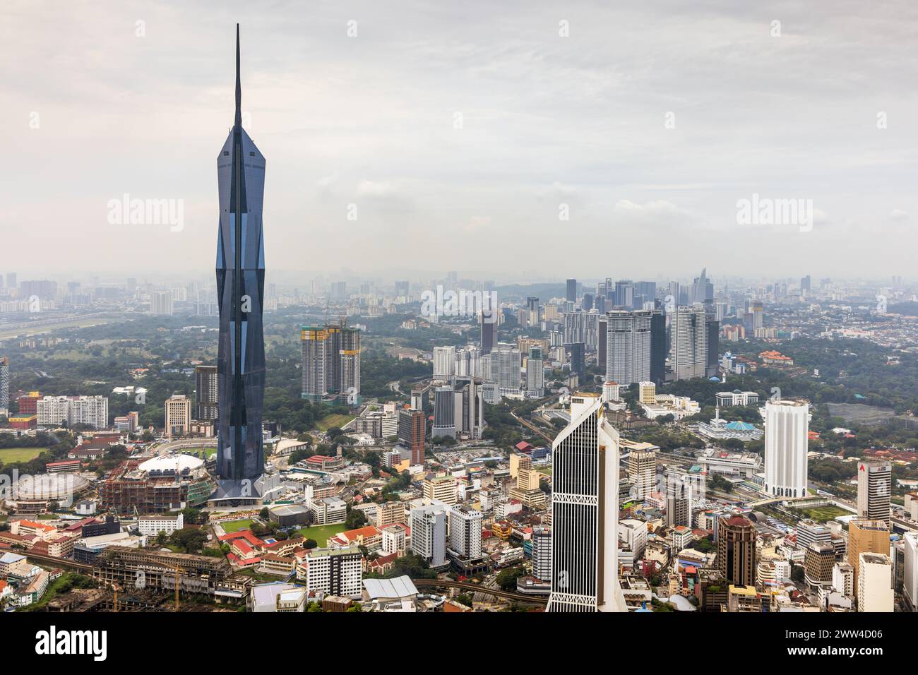 Vista del grattacielo Merdeka 118 dalla Kuala Lumpur Tower, Kuala Lumpur, Malesia Foto Stock