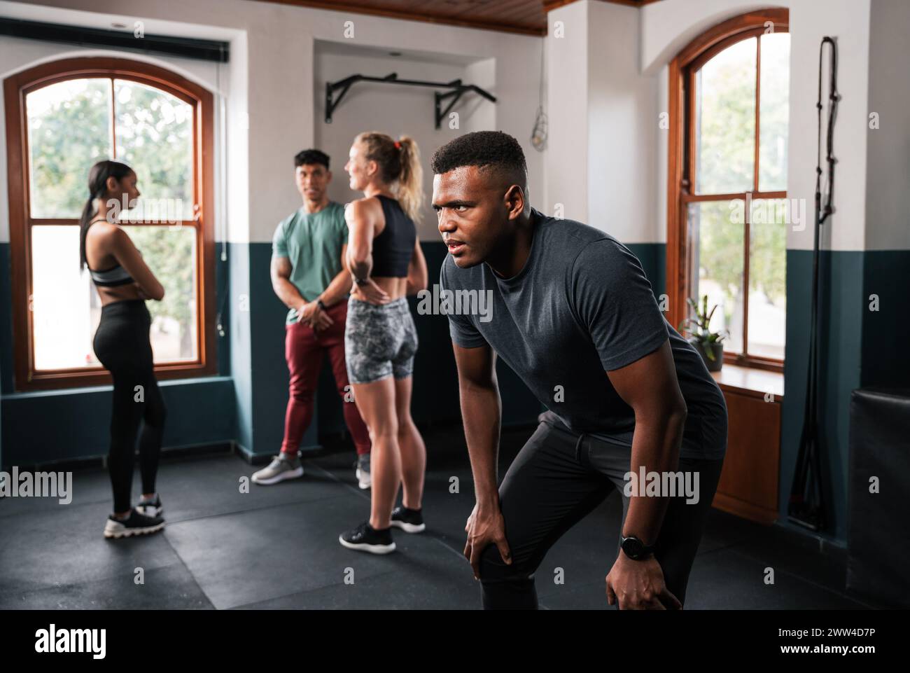 Persone che fanno esercizi in palestra, costruiscono muscoli e tonificano le gambe Foto Stock