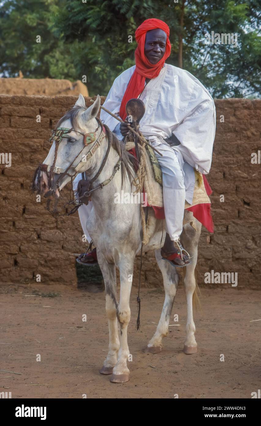 Niger, un commerciante di miglio sul suo cavallo nel villaggio di Bouza. Foto Stock