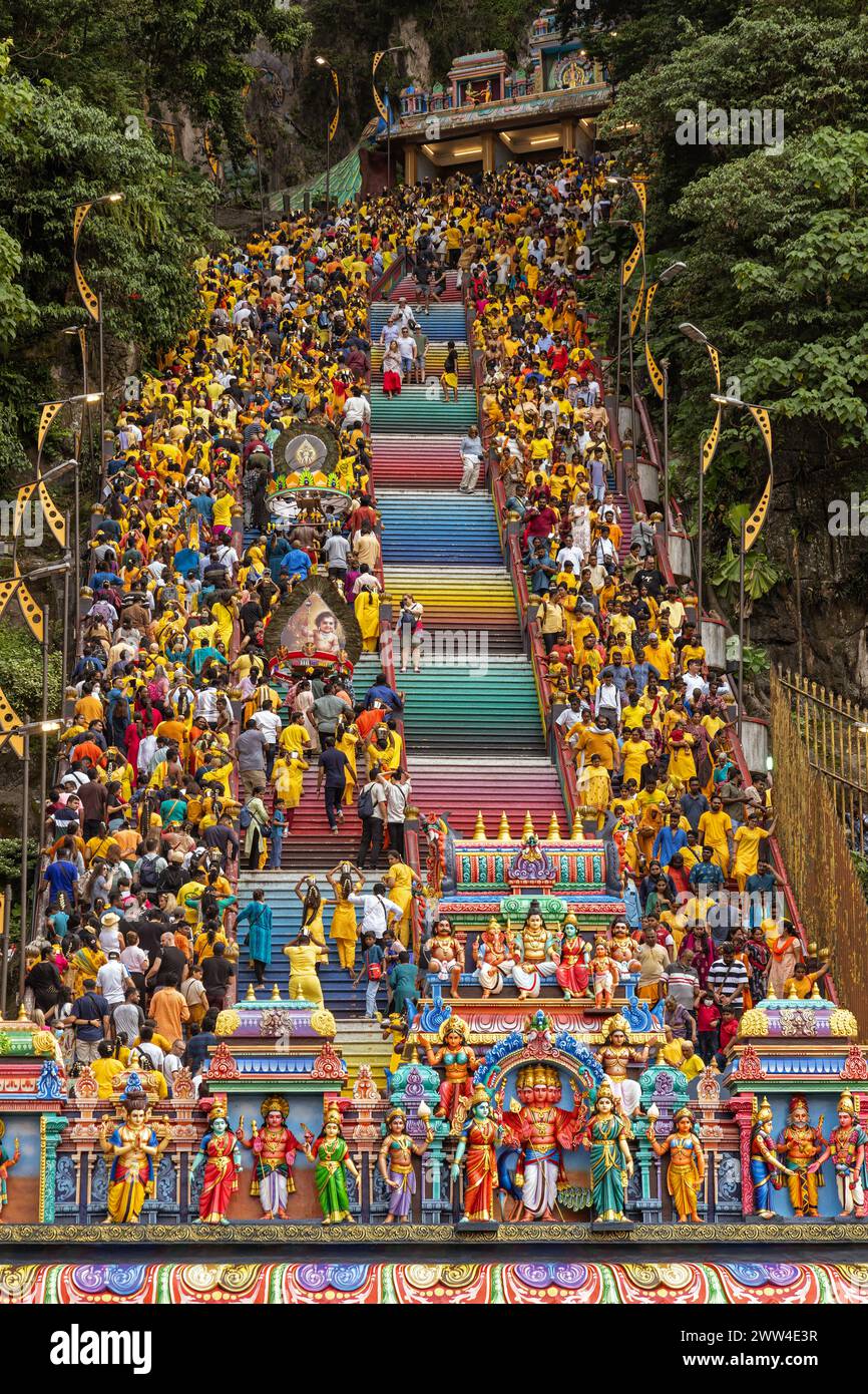 I visitatori che celebrano il festival indù di Thaipusam salgono la scalinata di 272 gradini che conduce al tempio indù delle grotte di Batu in Malesia a Kuala Lumpur Foto Stock