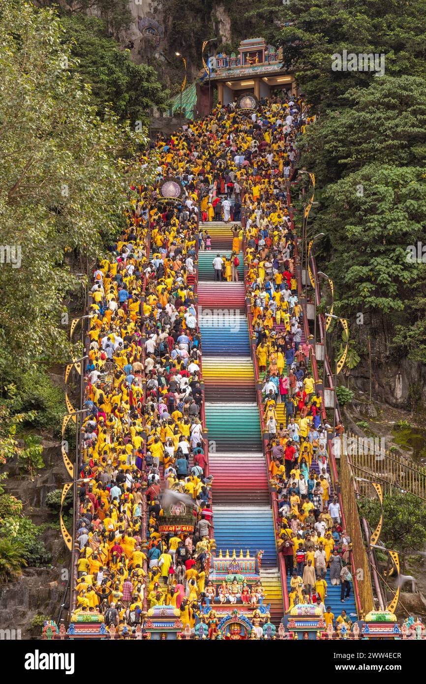 I visitatori che celebrano il festival indù di Thaipusam salgono la scalinata di 272 gradini che conduce al tempio indù delle grotte di Batu in Malesia a Kuala Lumpur Foto Stock