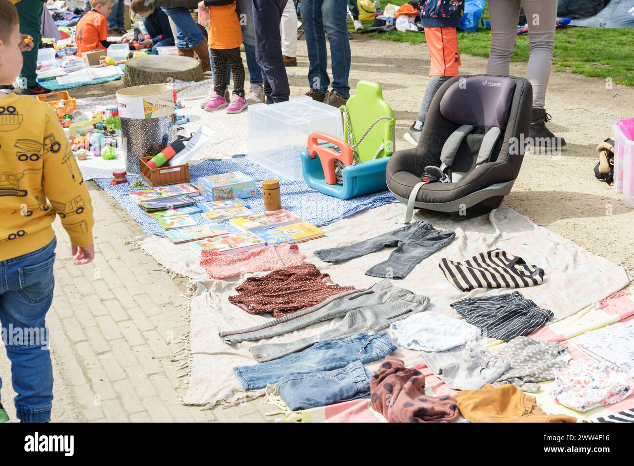 Mercato delle pulci il giorno del Re, dove le persone vendono oggetti usati in un parco: I Paesi Bassi, Amsterdam, 27.04.2023 Foto Stock