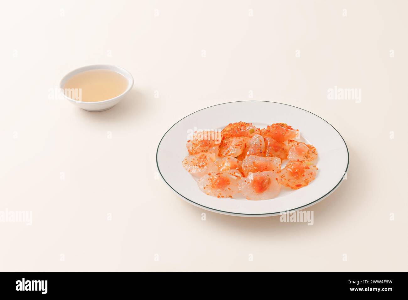 Banh bot loc, gnocchi di amido di tapioca Chewy con gamberi, cibo vietnamita isolato su sfondo bianco, vista prospettica Foto Stock