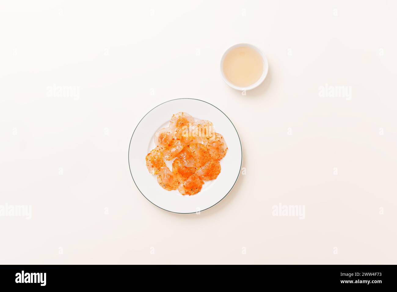 Banh bot loc, gnocchi di amido di tapioca Chewy con gamberi, cibo vietnamita isolato su sfondo bianco, vista dall'alto Foto Stock