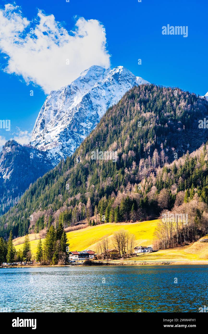 Lago Hintersee in Germania, Baviera, Parco Nazionale Ramsau nelle Alpi. Splendido paesaggio invernale. Verticale. Foto Stock