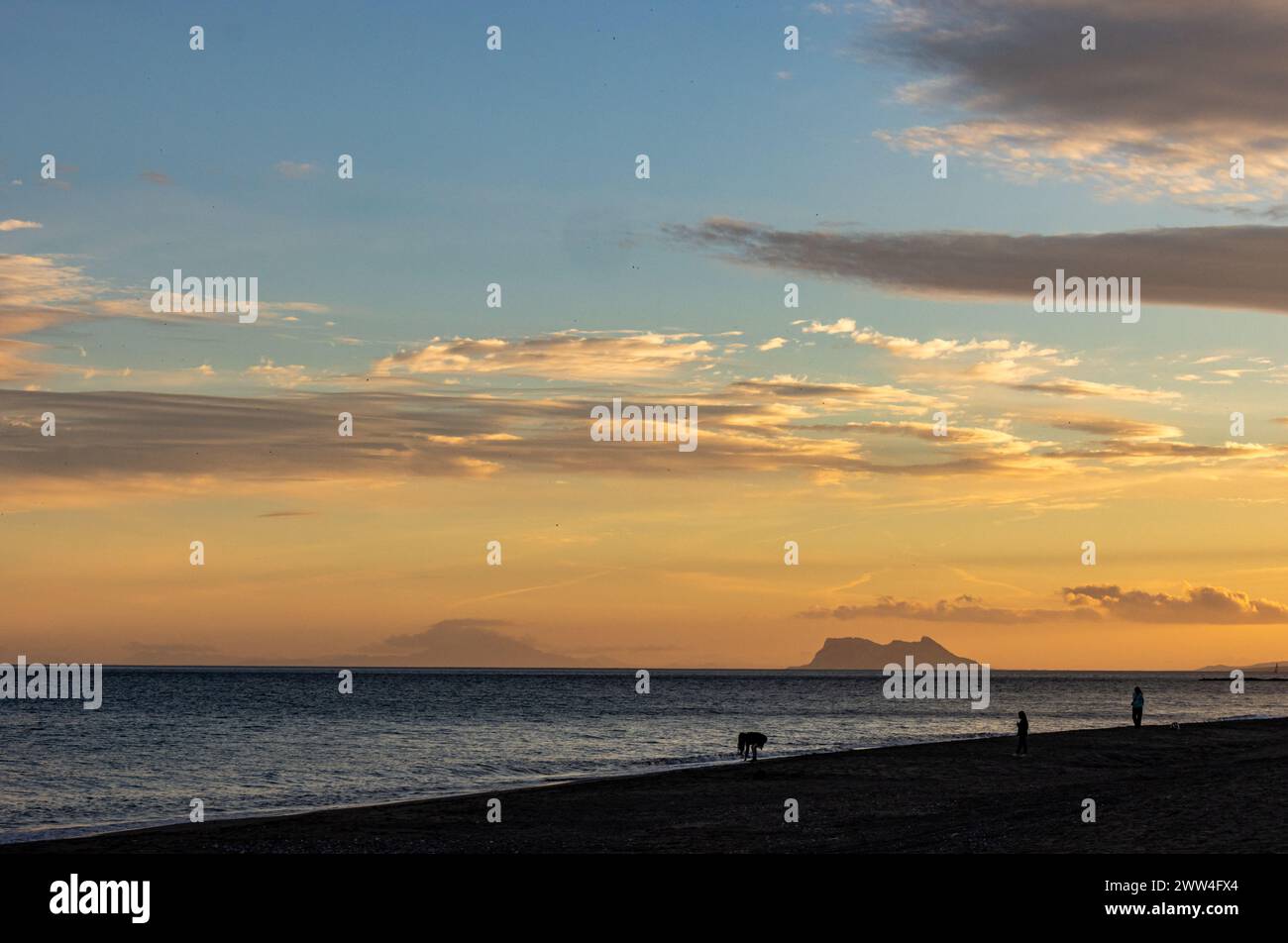 Atardecer en la playa de Estepona que ofrece un escenario de serenidad y belleza costera. España Foto Stock