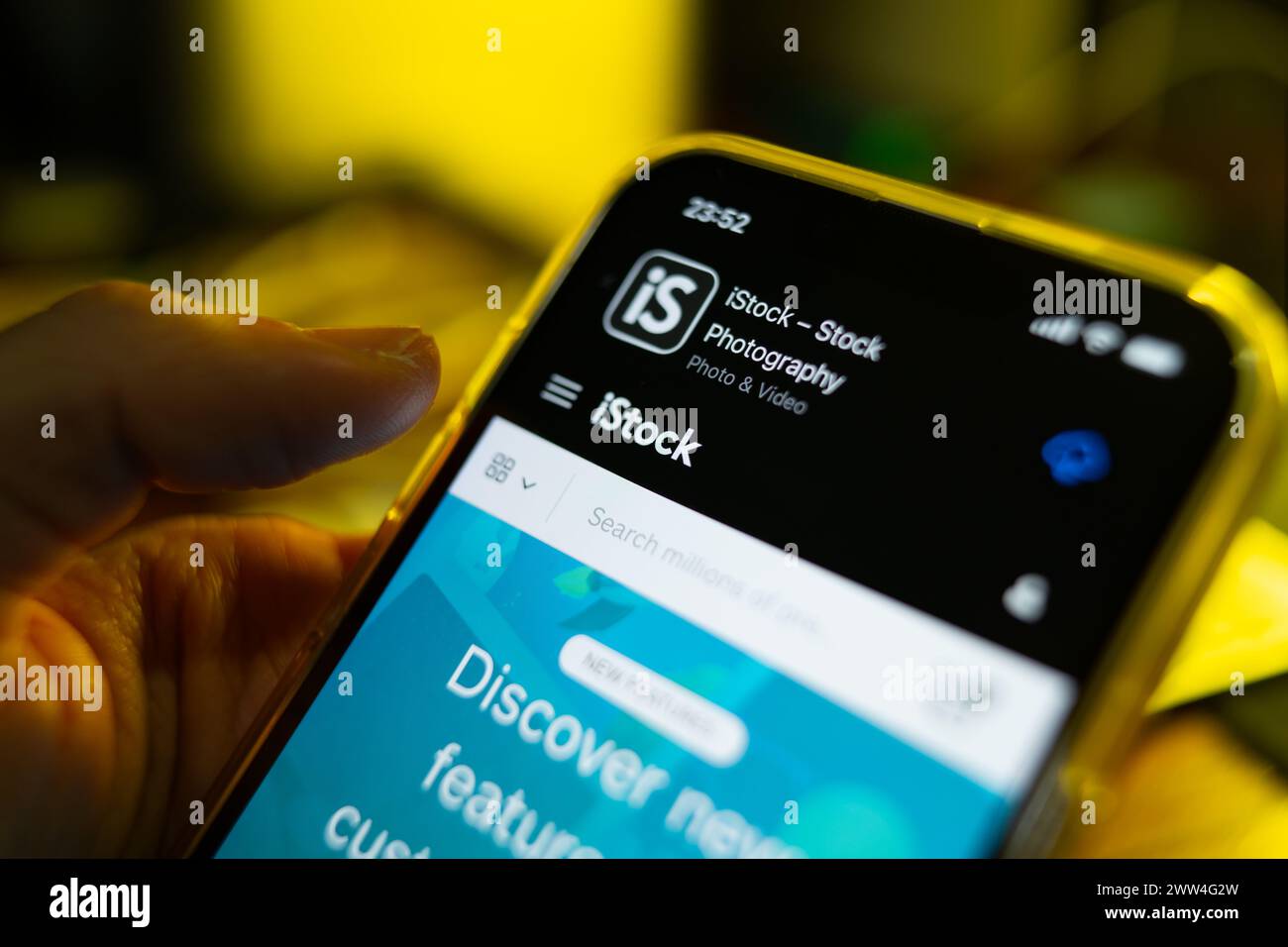 Bangkok, Tailandia - 21 marzo 2024: Utente smartphone che naviga nel istockphoto.com, un sito web di fornitori di fotografia. Foto Stock