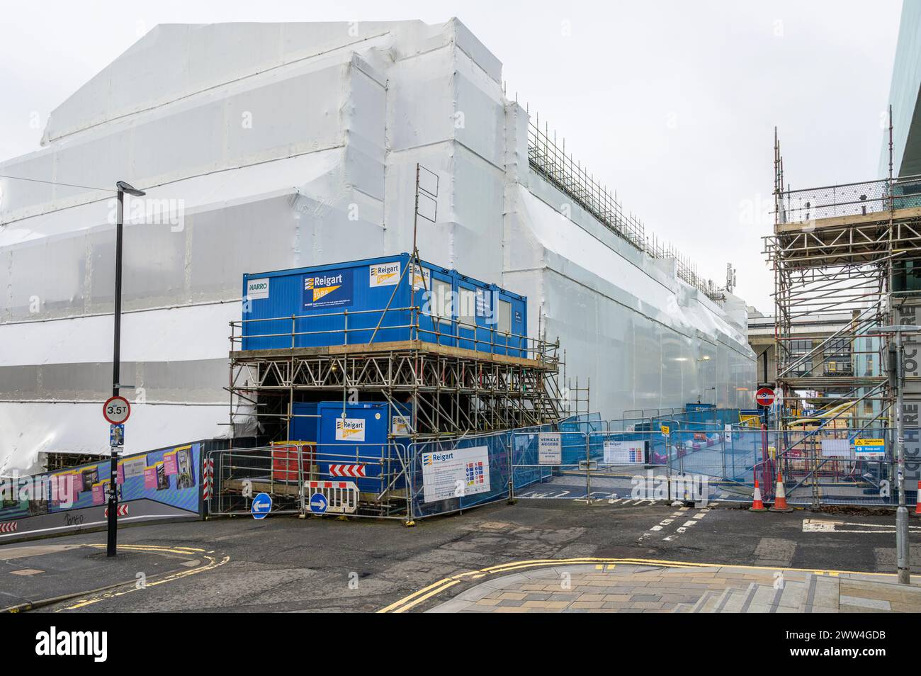 Edificio della Glasgow School of Art avvolto da una membrana di plastica bianca, Renfrew Street, Glasgow, Scozia, Regno Unito, Europa Foto Stock