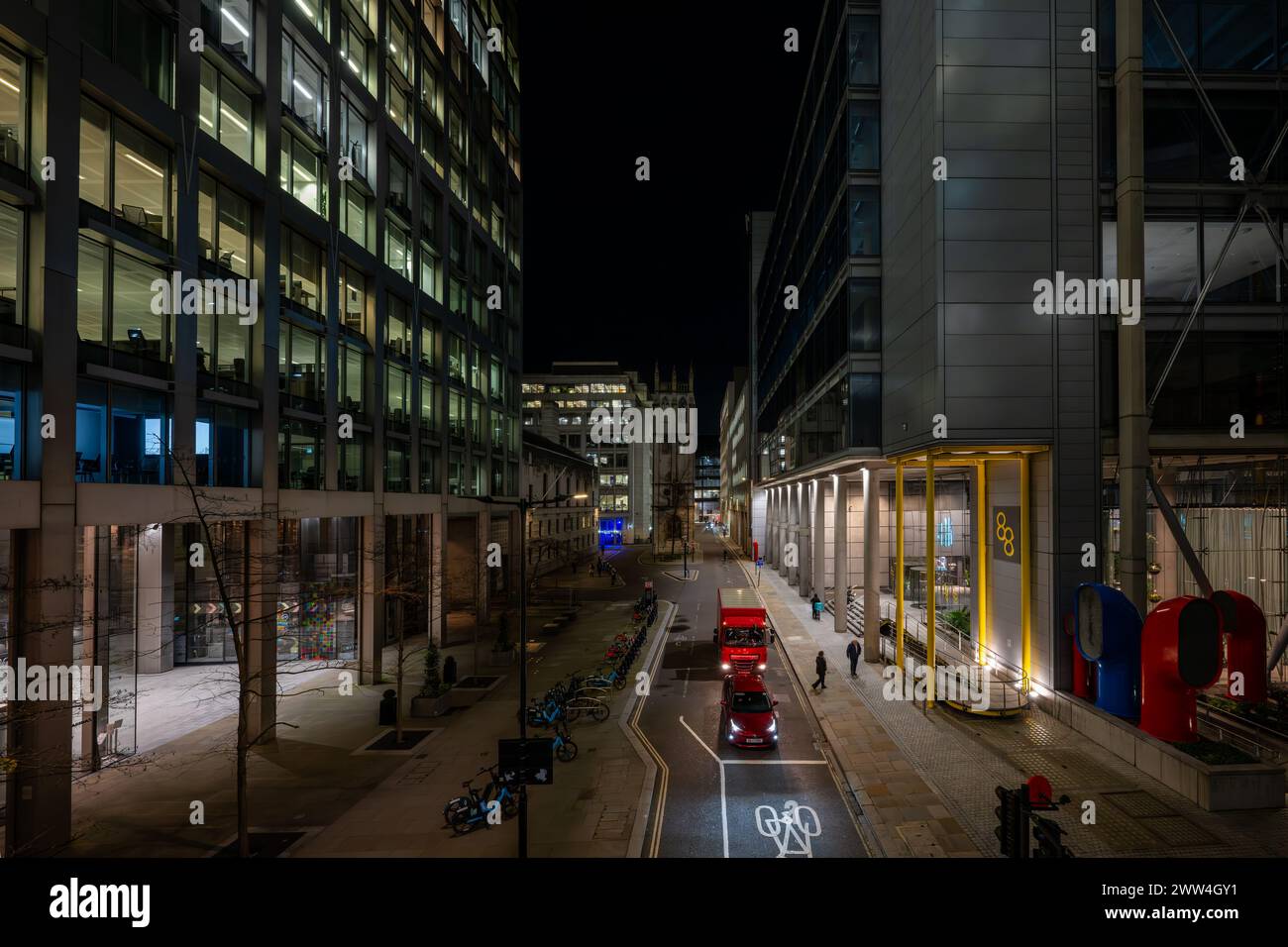 Londra, Regno Unito: Wood Street di notte nella City di Londra. Un'auto e un camion aspettano al semaforo. Foto Stock