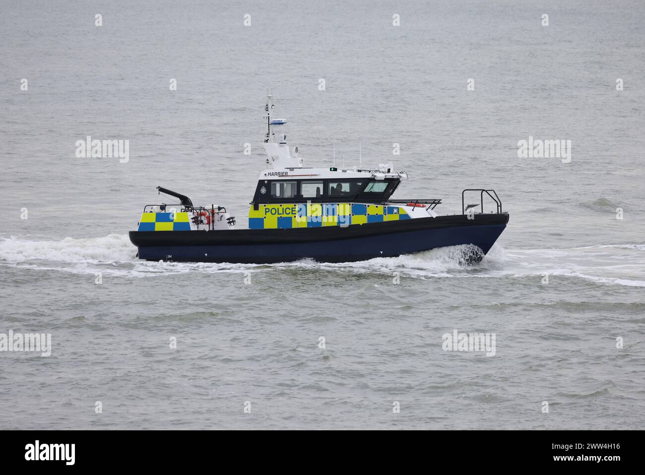 L'unità di polizia marina del Ministero della difesa lancia HARRIER. La nave è utilizzata per le forze dell'ordine locali alla base navale Foto Stock