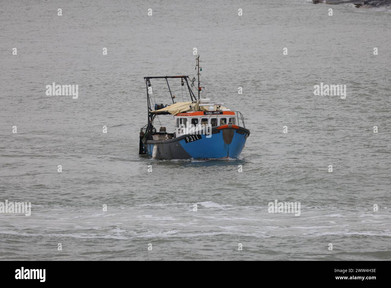 La nave da pesca con scafo in fibra registrata localmente SABBIERÀ JULIE e farà ritorno al Camber nel porto di Portsmouth Foto Stock