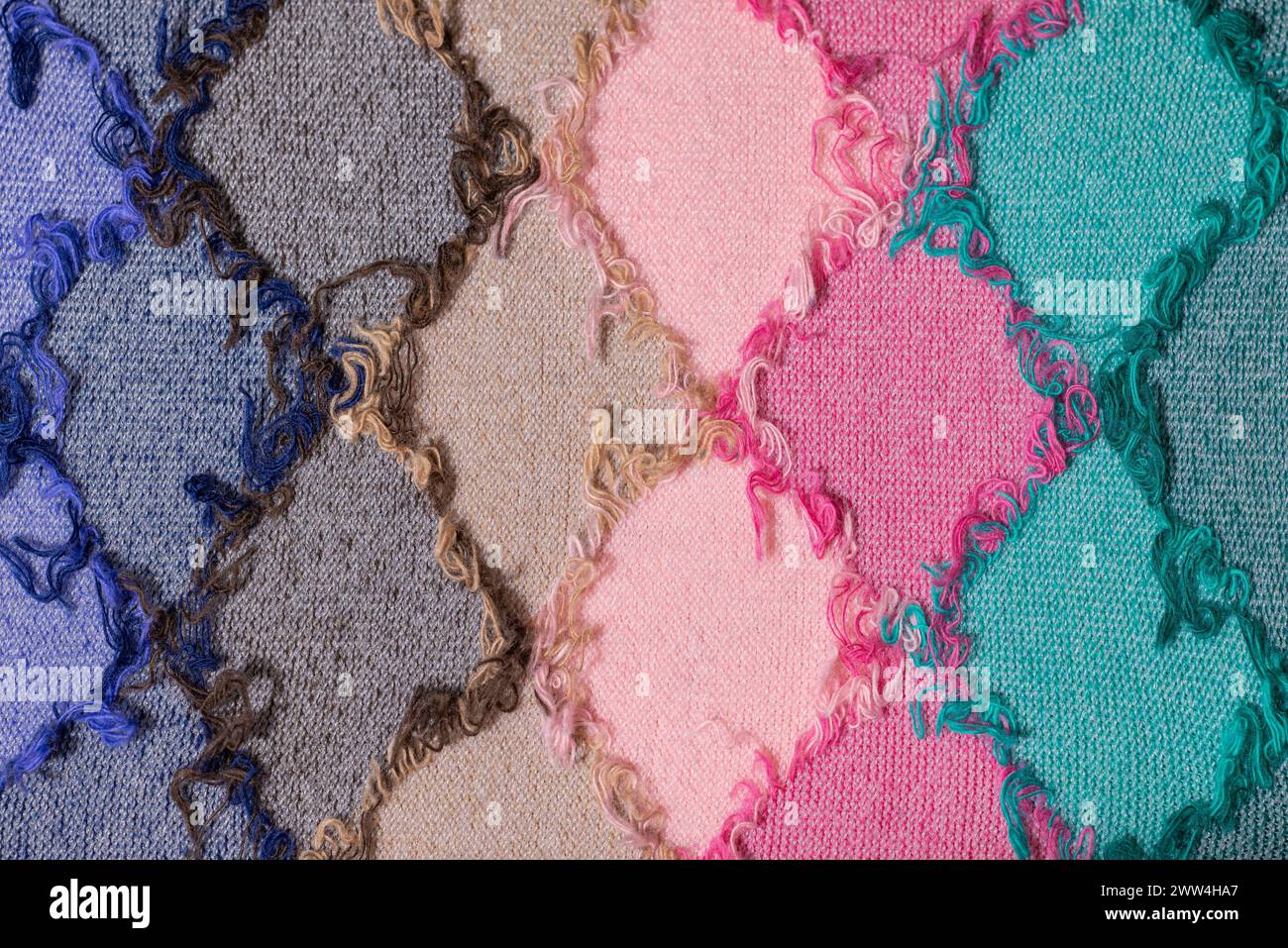 Fili colorati. Schema argilloso. Sfondo di colori pastello Foto Stock