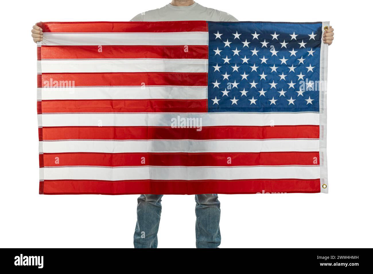Un individuo anonimo mostra una grande bandiera degli stati uniti, simboleggiando il patriottismo e l'orgoglio nazionale Foto Stock