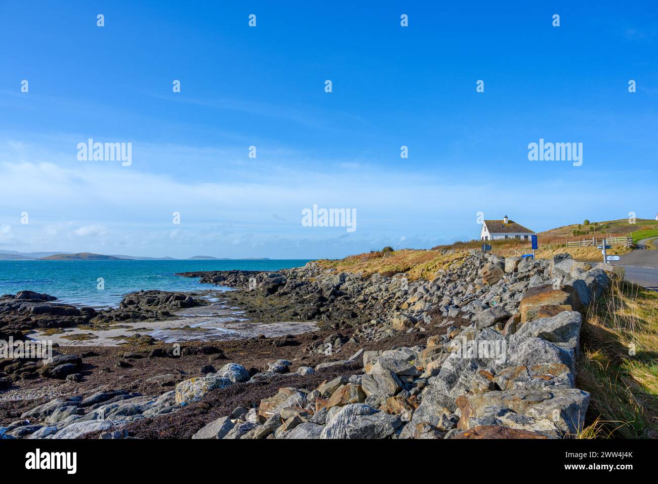 Spiaggia rocciosa a Ludag, Isola di South Uist, Ebridi esterne, Scozia, Regno Unito Foto Stock