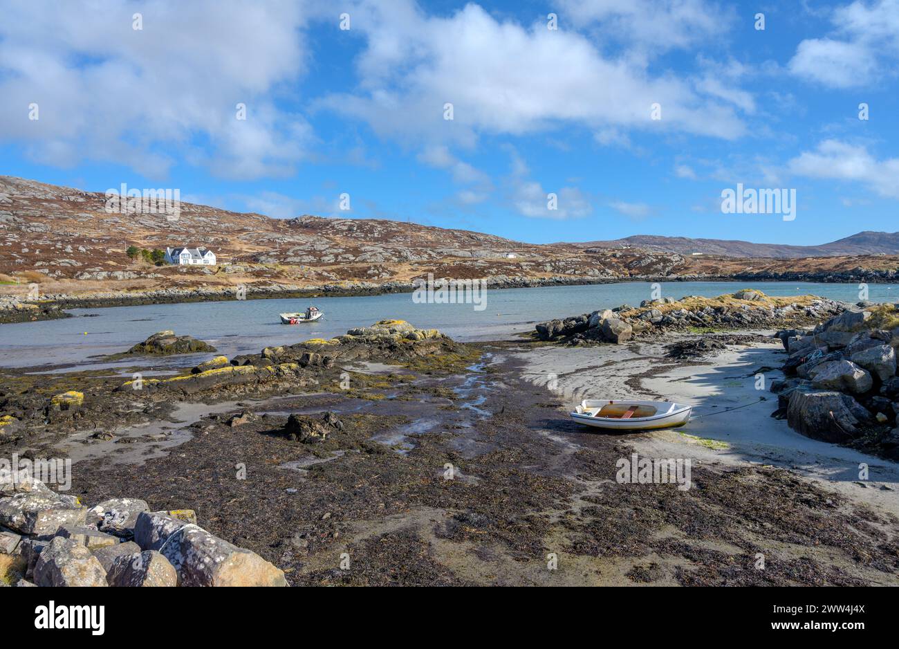 Spiaggia rocciosa a Ludag, Isola di South Uist, Ebridi esterne, Scozia, Regno Unito Foto Stock