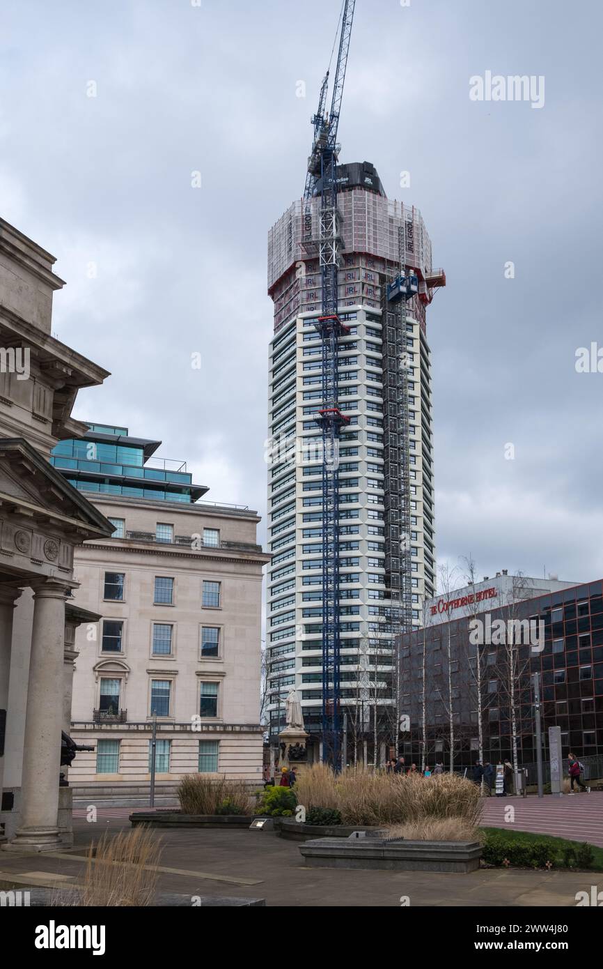 La costruzione continua dell'Octagon, un blocco residenziale ottagonale a 49 piani nel centro di Birmingham. L'edificio più alto di Birmingham Foto Stock