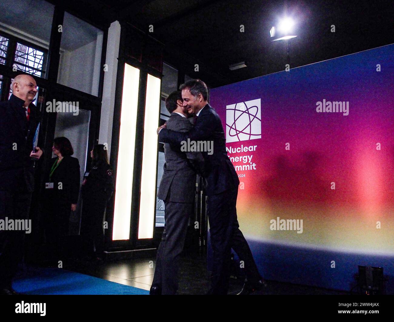 Bruxelles, Belgio, Belgio. 21 marzo 2024. EMMANUEL MACRON, Presidente della Francia, abbraccia il primo ministro belga ALEXANDER DE CROO il primo vertice sull'energia nucleare mai tenuto. L'evento organizzato dall'AIEA e dal governo belga ha riunito alti funzionari e altri rappresentanti di oltre 30 nazioni per discutere il tema dell'energia nucleare. Questo sforzo arriva dopo che la scorta globale ha concordato l'inclusione dell'energia nucleare nella COP28 a Dubai, dicembre 2023. L'obiettivo è quello di ridurre le fonti energetiche di carbonio. (Credit Image: © Bianca Otero/ZUMA Press Wire) EDITORIALE USAG Foto Stock