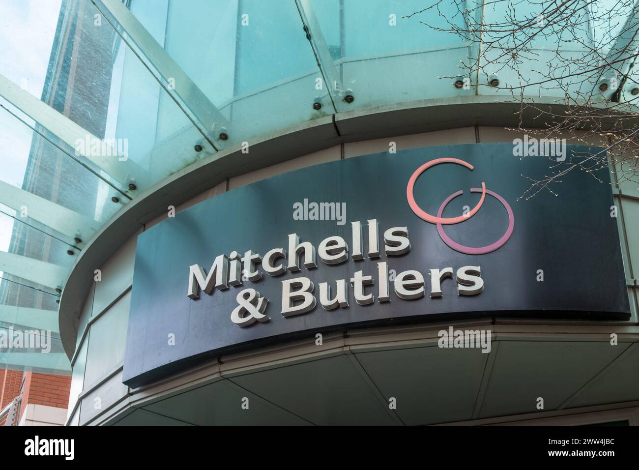 Mitchells and Butlers firmano sopra l'ingresso degli uffici della compagnia di pub in Fleet Street, Birmingham, Regno Unito Foto Stock