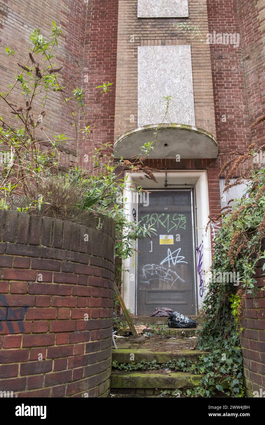 Entrata a bordo di un albergo abbandonato nel centro di Birmingham Foto Stock
