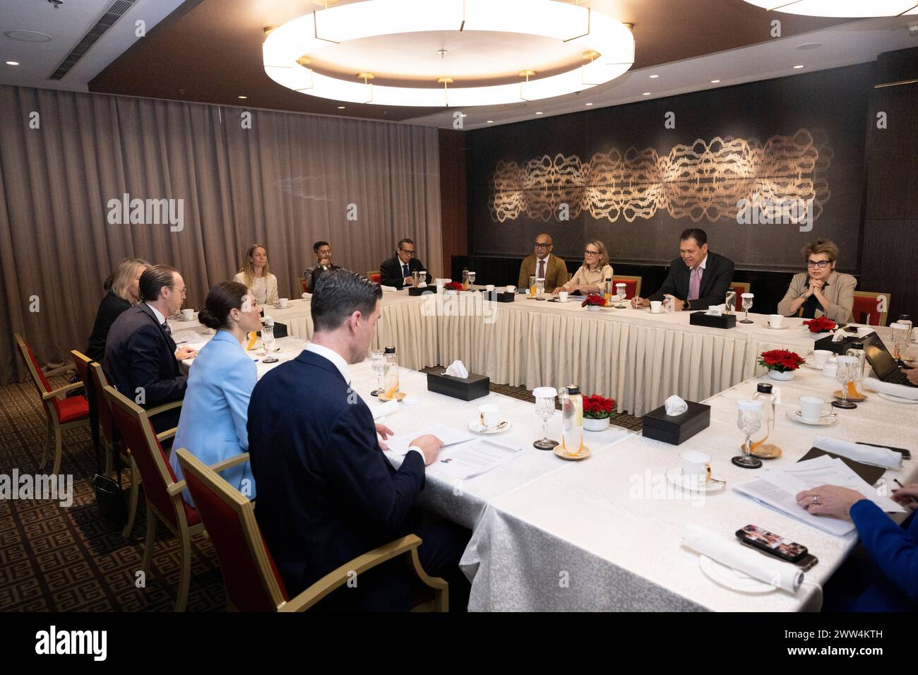 Dacca, Bangladesh. 21 marzo 2024. La Crown Princess Victoria partecipa insieme al direttore del PSNU Stefan Liller (rappresentante residente del Bangladesh), al direttore delle Nazioni Unite Ulrika Modéer (segretario generale aggiunto e direttore dell'Ufficio relazioni esterne e difesa), l'ambasciatore svedese Alexandra Berg von Linde e il ministro dello sviluppo e del commercio estero Johan Forssell in un incontro con le banche multilaterali e le intuizioni finanziarie internazionali. A Dacca, Bangladesh, 21 marzo 2024 la Principessa della Corona è in Bangladesh come ambasciatore per il programma delle Nazioni Unite per lo sviluppo (UNDP). Pho Foto Stock