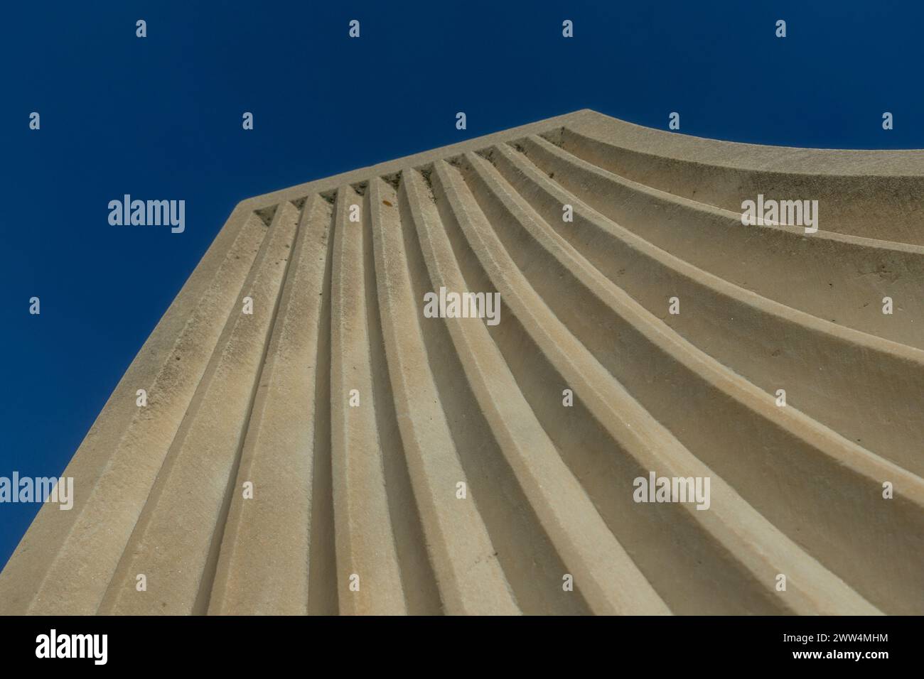 Sentinelle Skyward. Parte del monumento. Linee principali e cielo blu . Fortezza Isar. Repubblica di Macedonia. Foto Stock